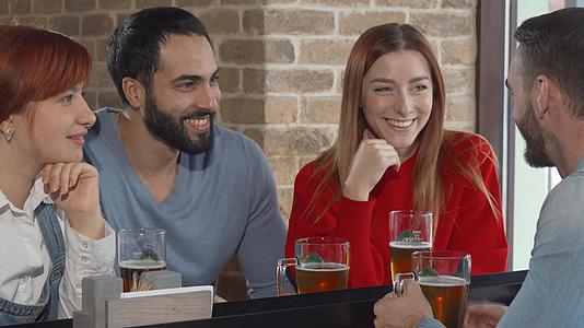 一群朋友在酒吧里聊着喝啤酒的闲话视频的预览图