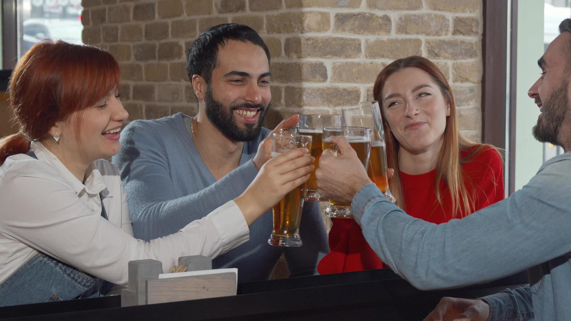 快乐的朋友在酒吧喝啤酒杯视频的预览图