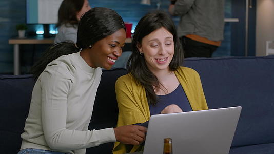 享受时间的混合女性一起看笔记本电脑电影视频的预览图