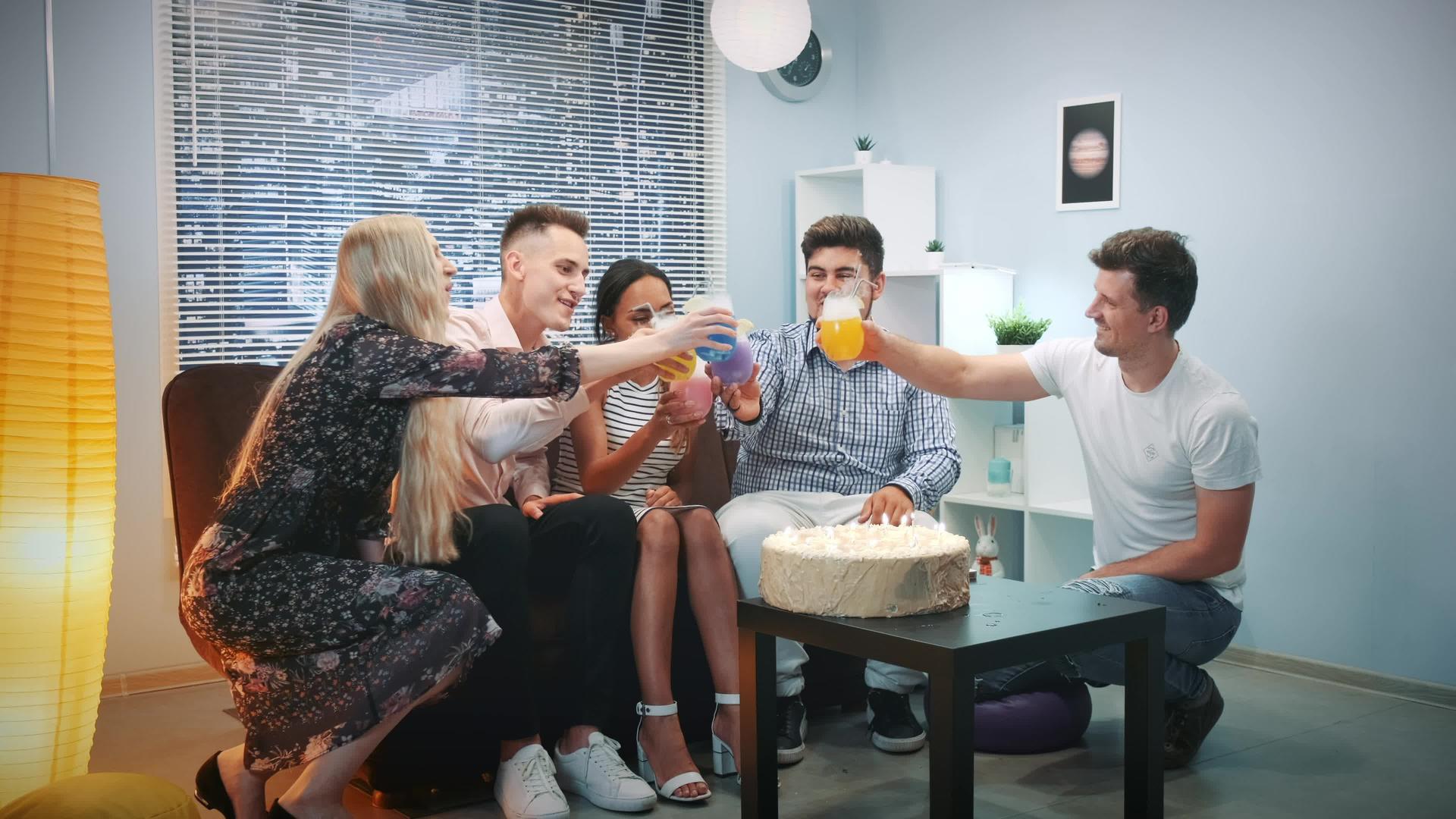 多族青年在生日聚会上用干冰鸡尾酒烤吐司视频的预览图
