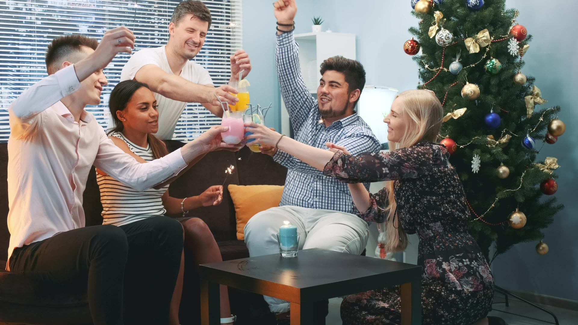 种族朋友用烟花和干冰鸡尾酒庆祝寒假视频的预览图