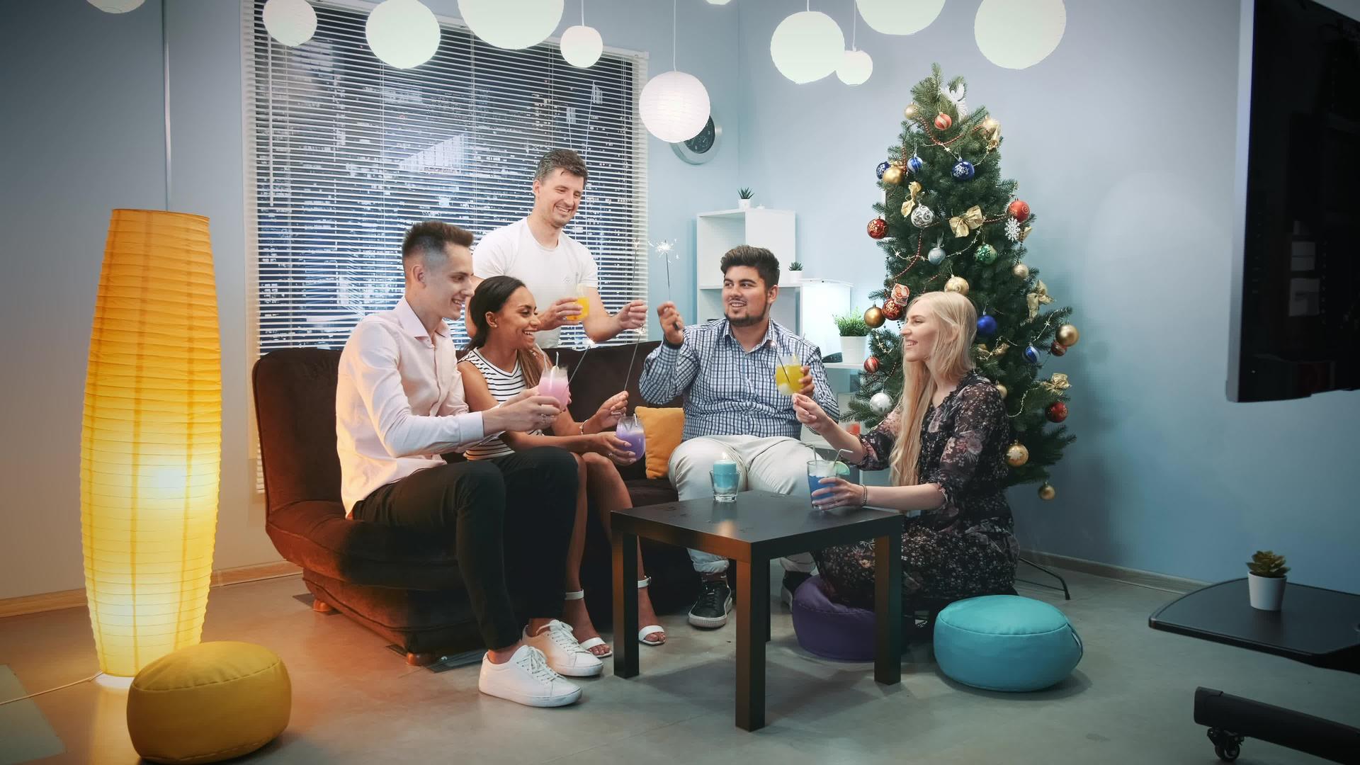 快乐的公司用火花和干冰鸡尾酒庆祝冬节日视频的预览图