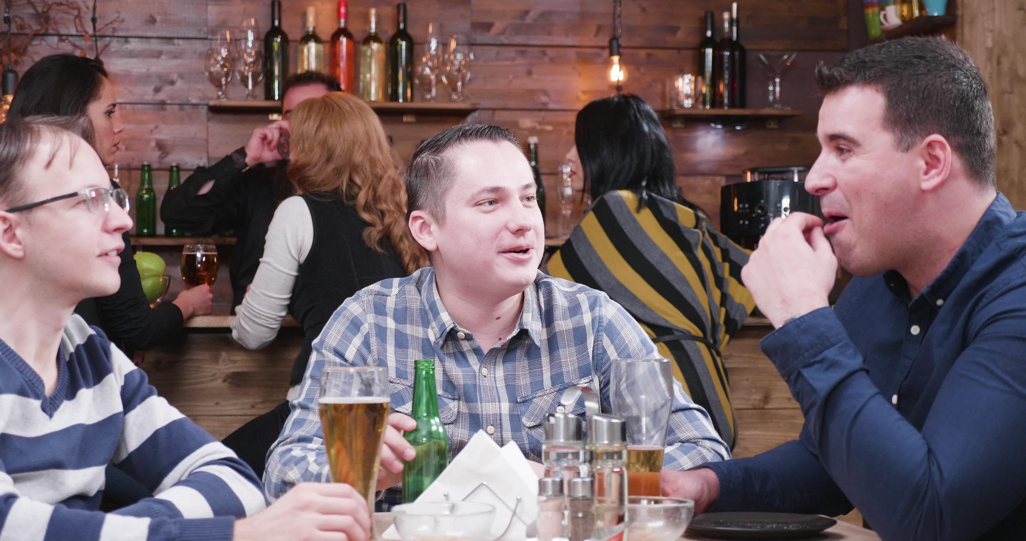 男性朋友喝酒喝啤酒吃花生视频的预览图