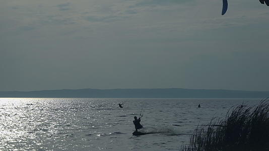 活跃的影子人在海上休息视频的预览图