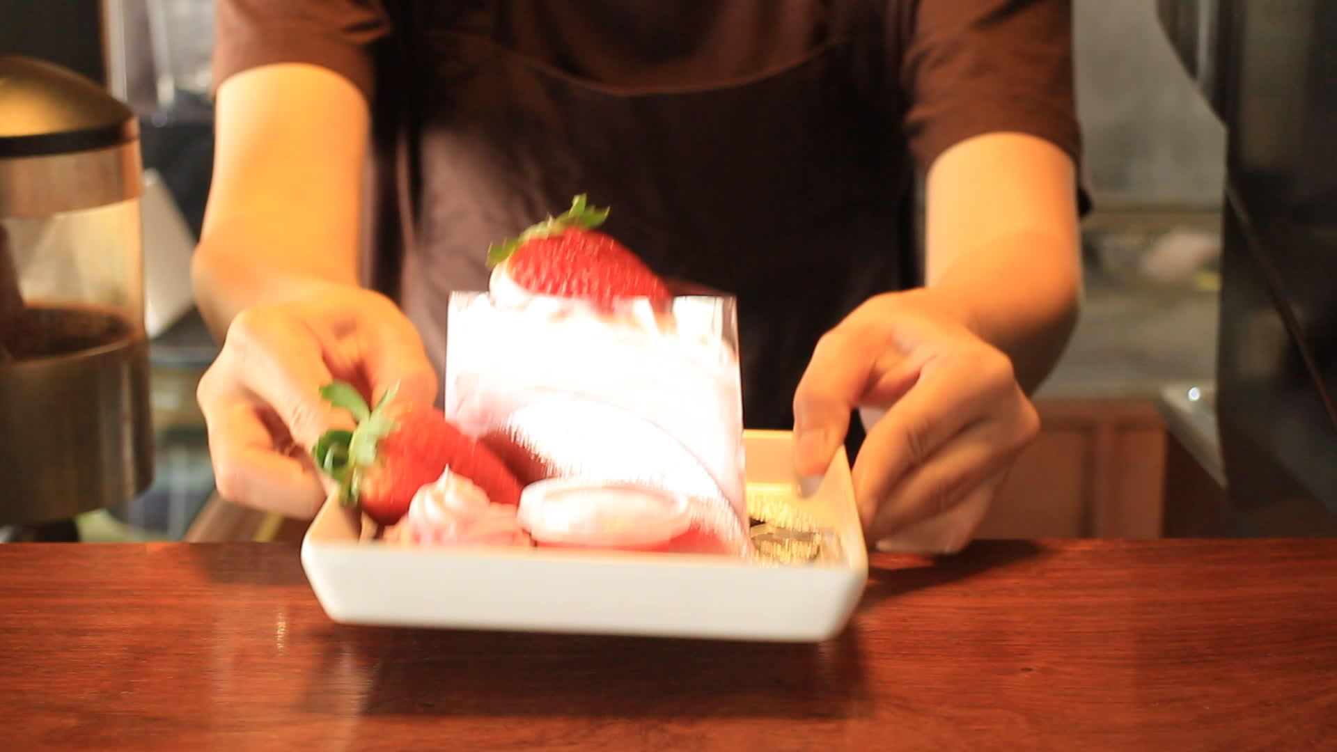 提供新鲜的草莓克里佩蛋糕视频的预览图