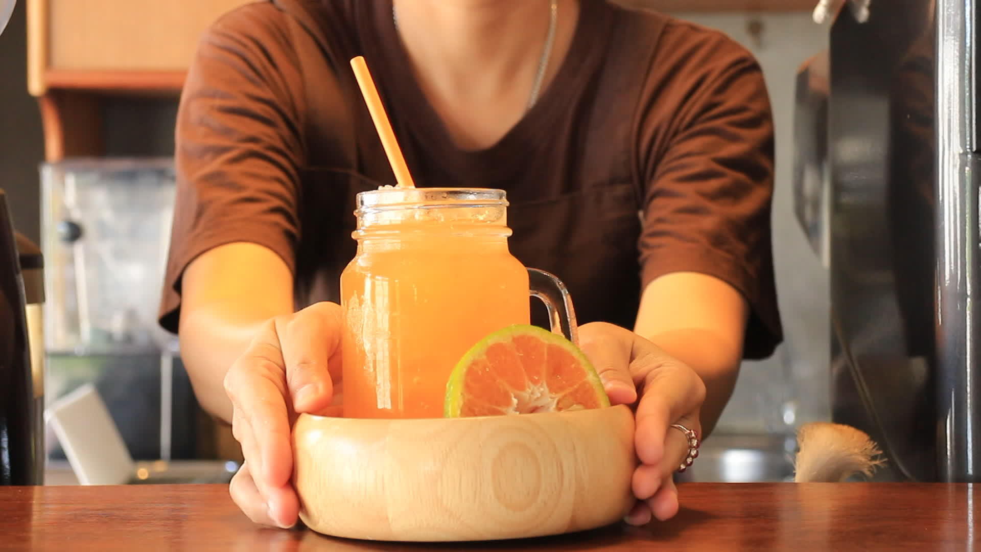 提供新鲜的蜂蜜橙汁视频的预览图