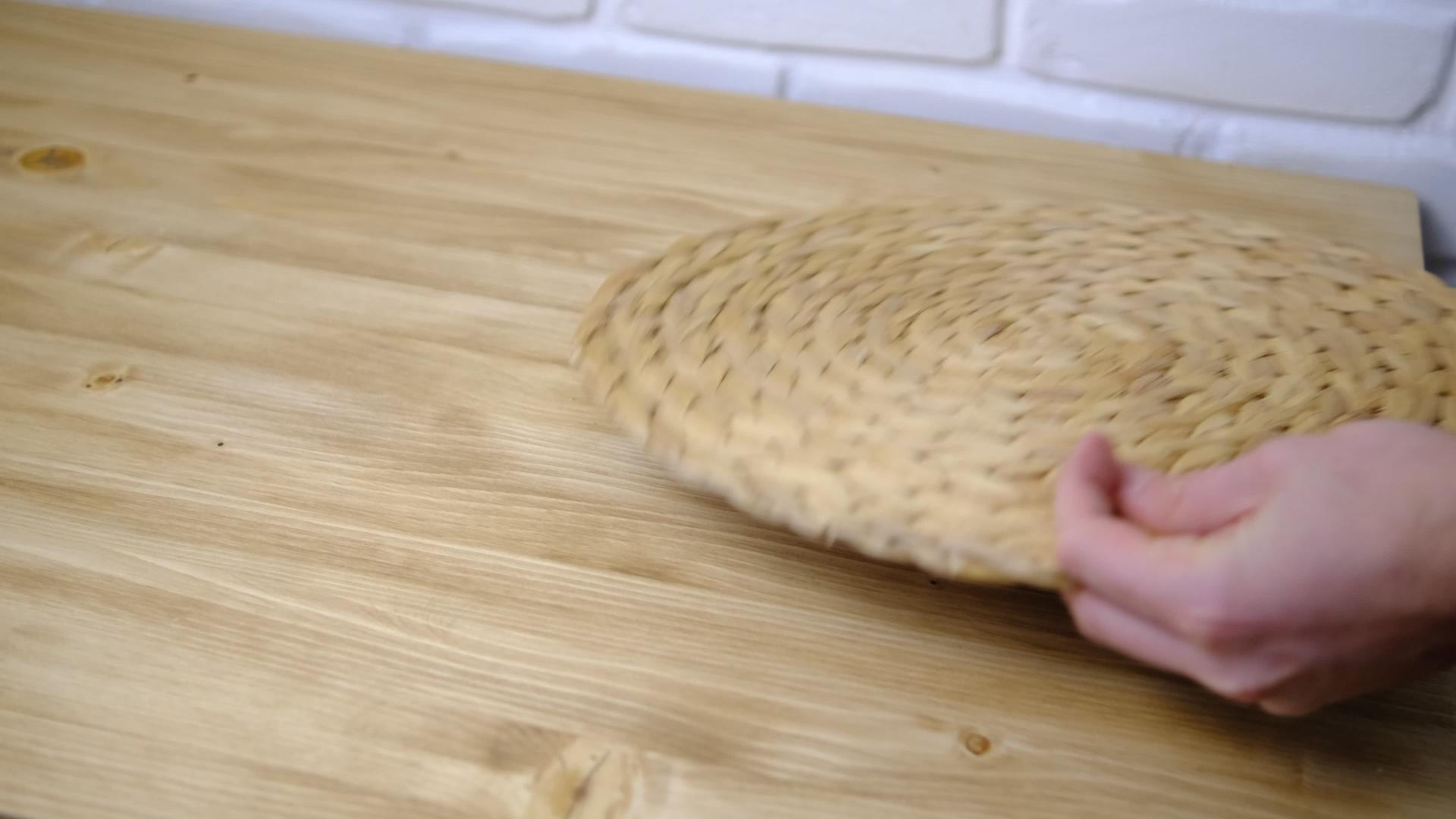 在木制桌子上放一块盘子和一个勺子布条地毯是选择性的视频的预览图