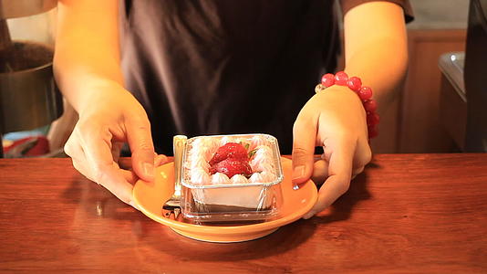 提供草莓奶酪杯蛋糕视频的预览图