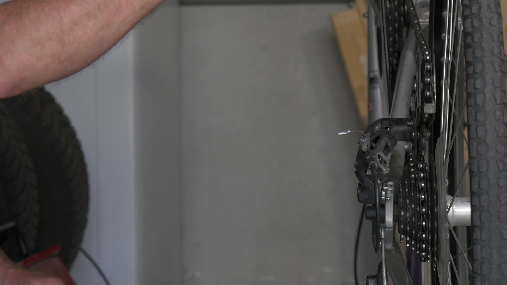 修理自行车脱轨车道的人视频的预览图