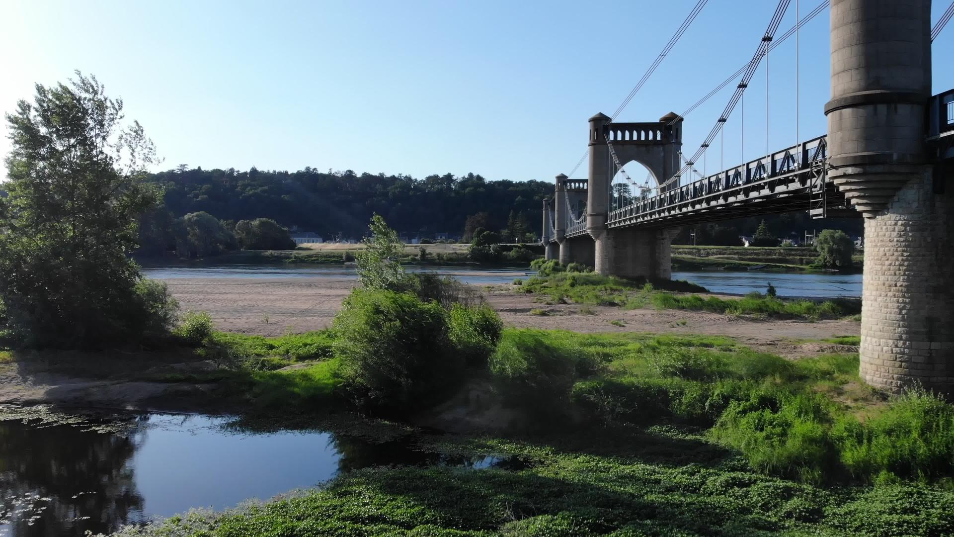 桥梁-旅行和建筑背景靠近法国卢瓦尔河谷朗盖斯城堡视频的预览图