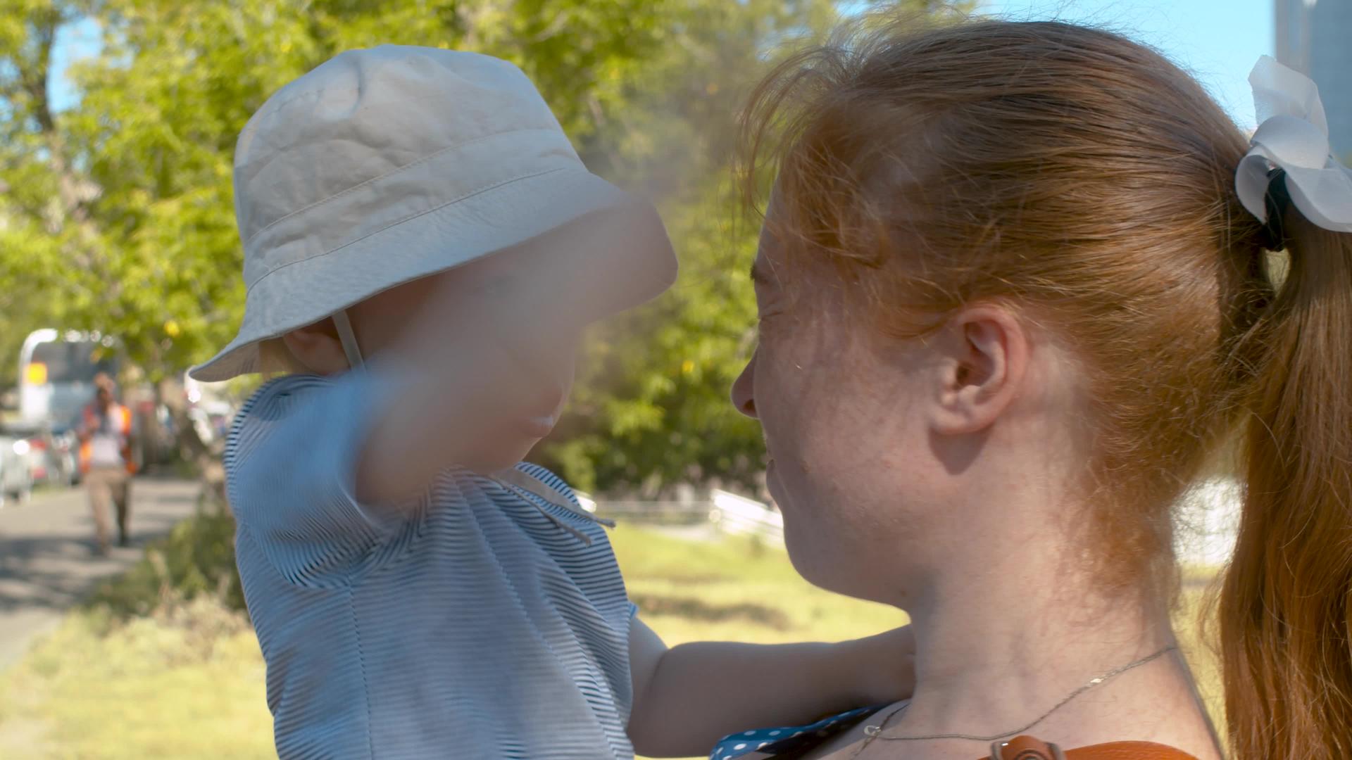 母亲和儿子在公园里视频的预览图