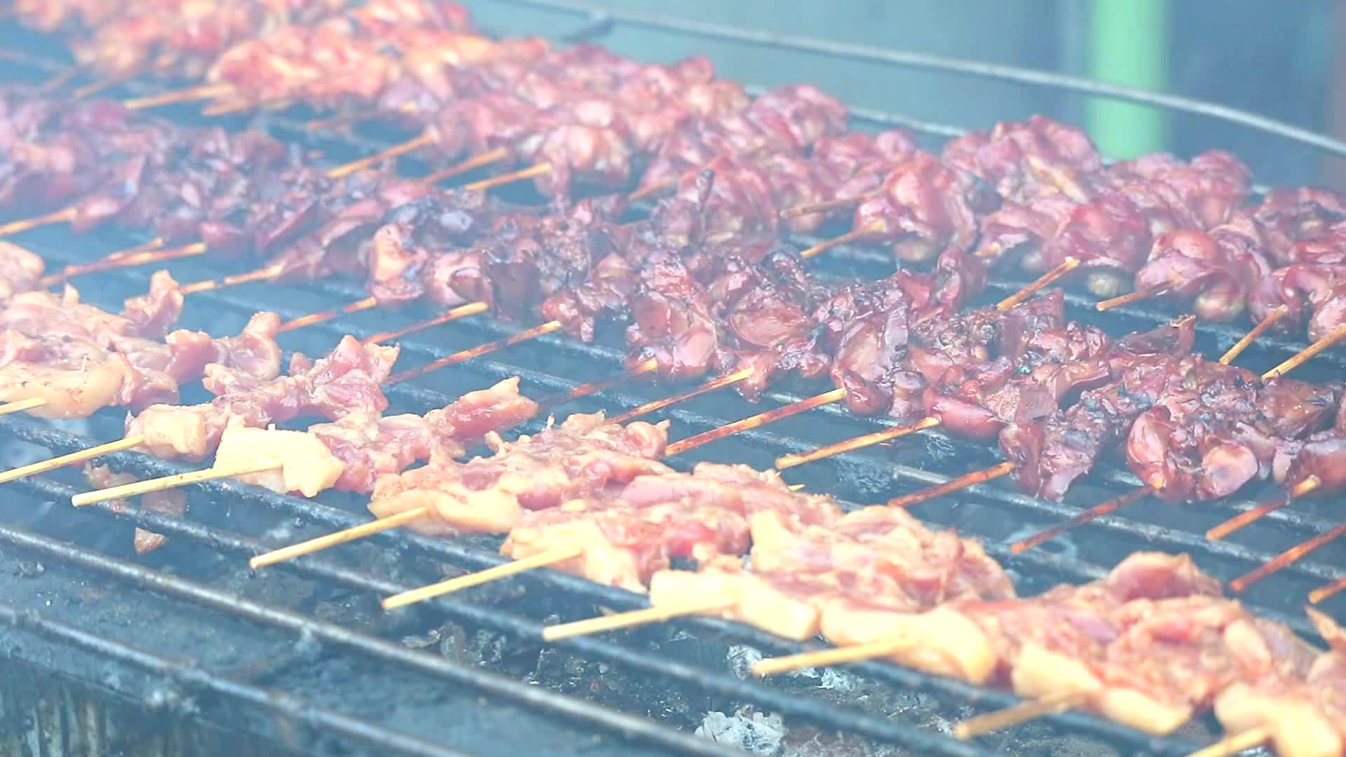 烤箱里的猪肉和鸡肉在烧烤时总是很香视频的预览图