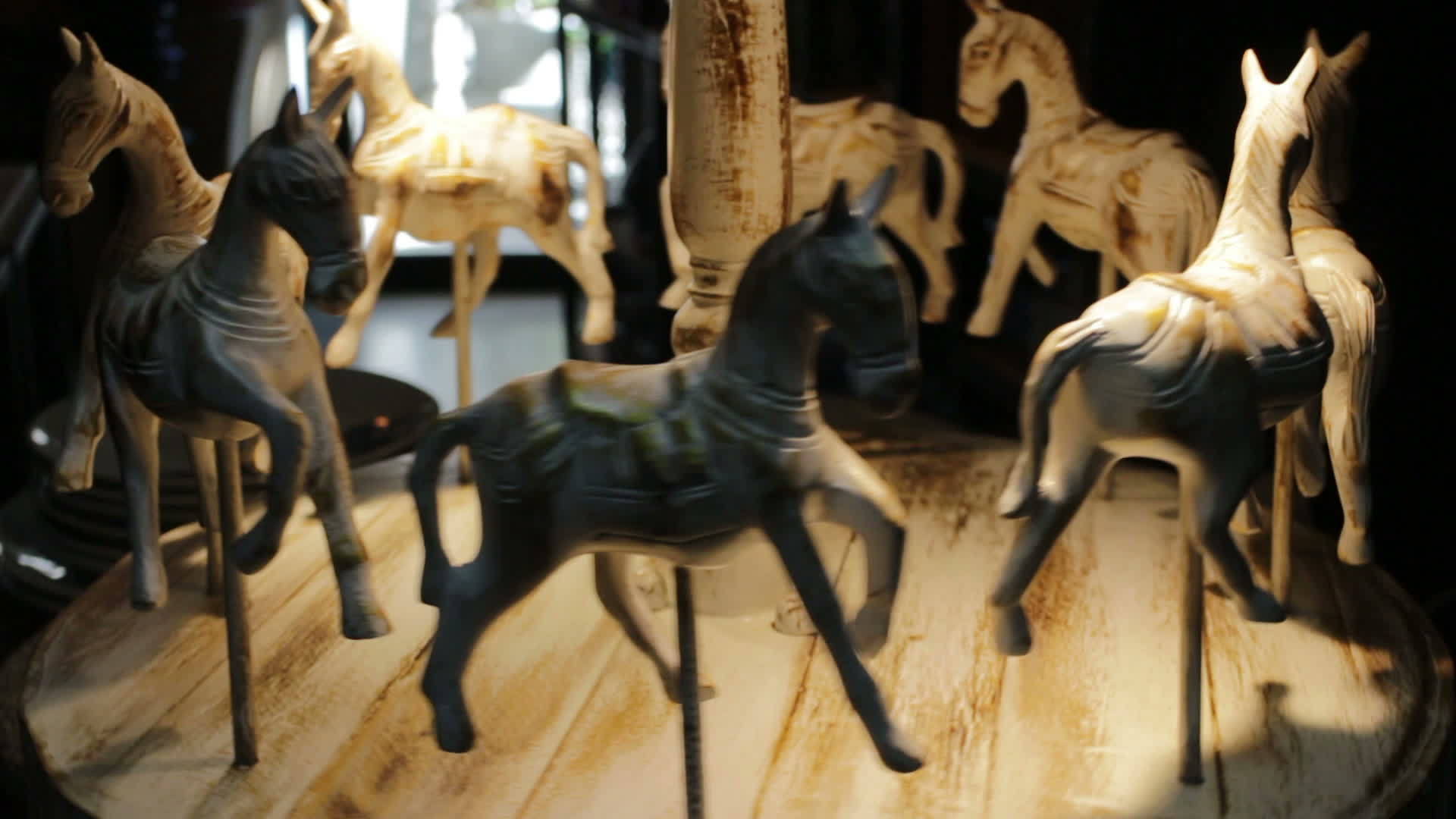 旋转木马的木制工艺装饰视频的预览图