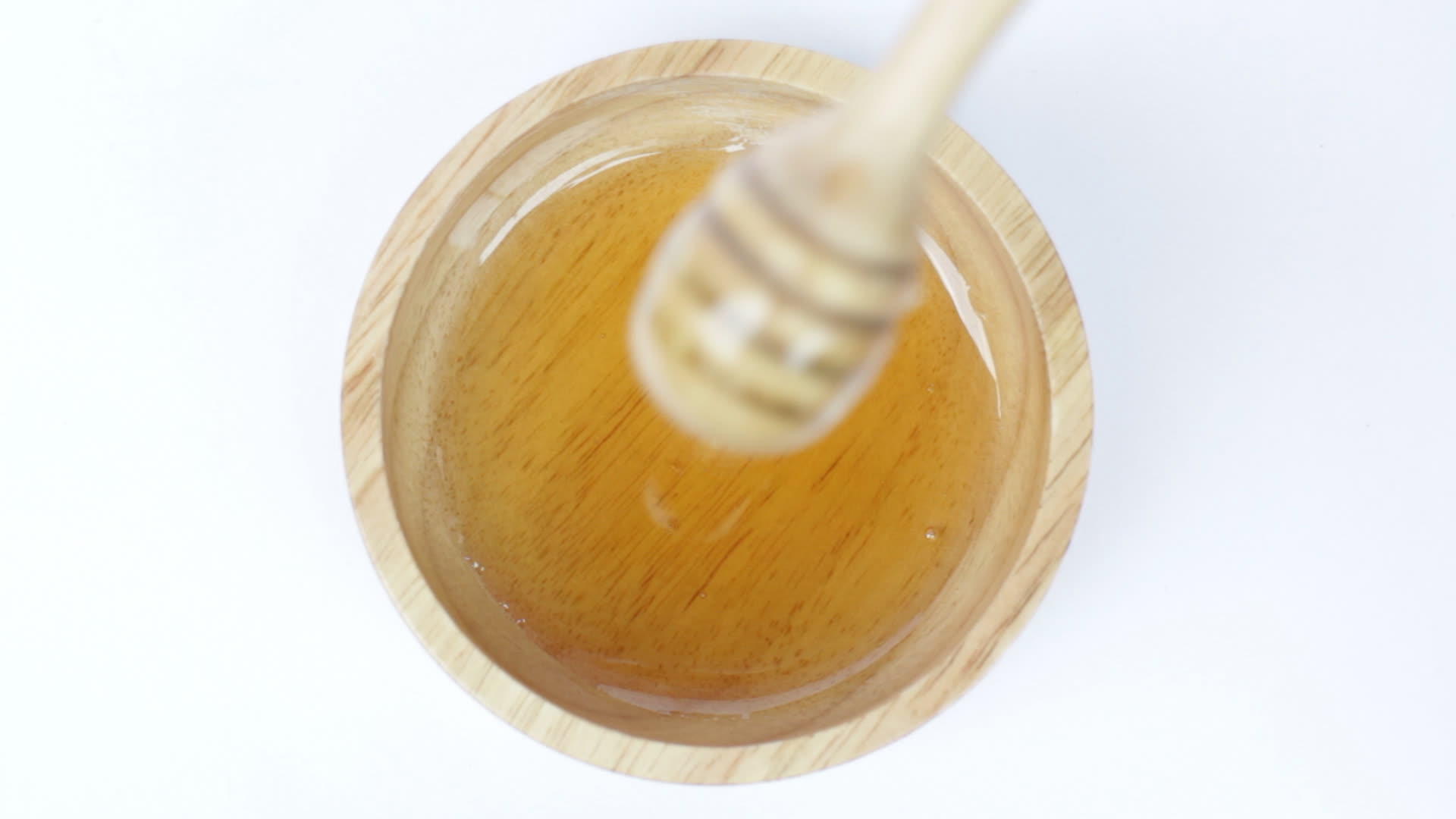 蜂蜜杯的木制滴水器视频的预览图