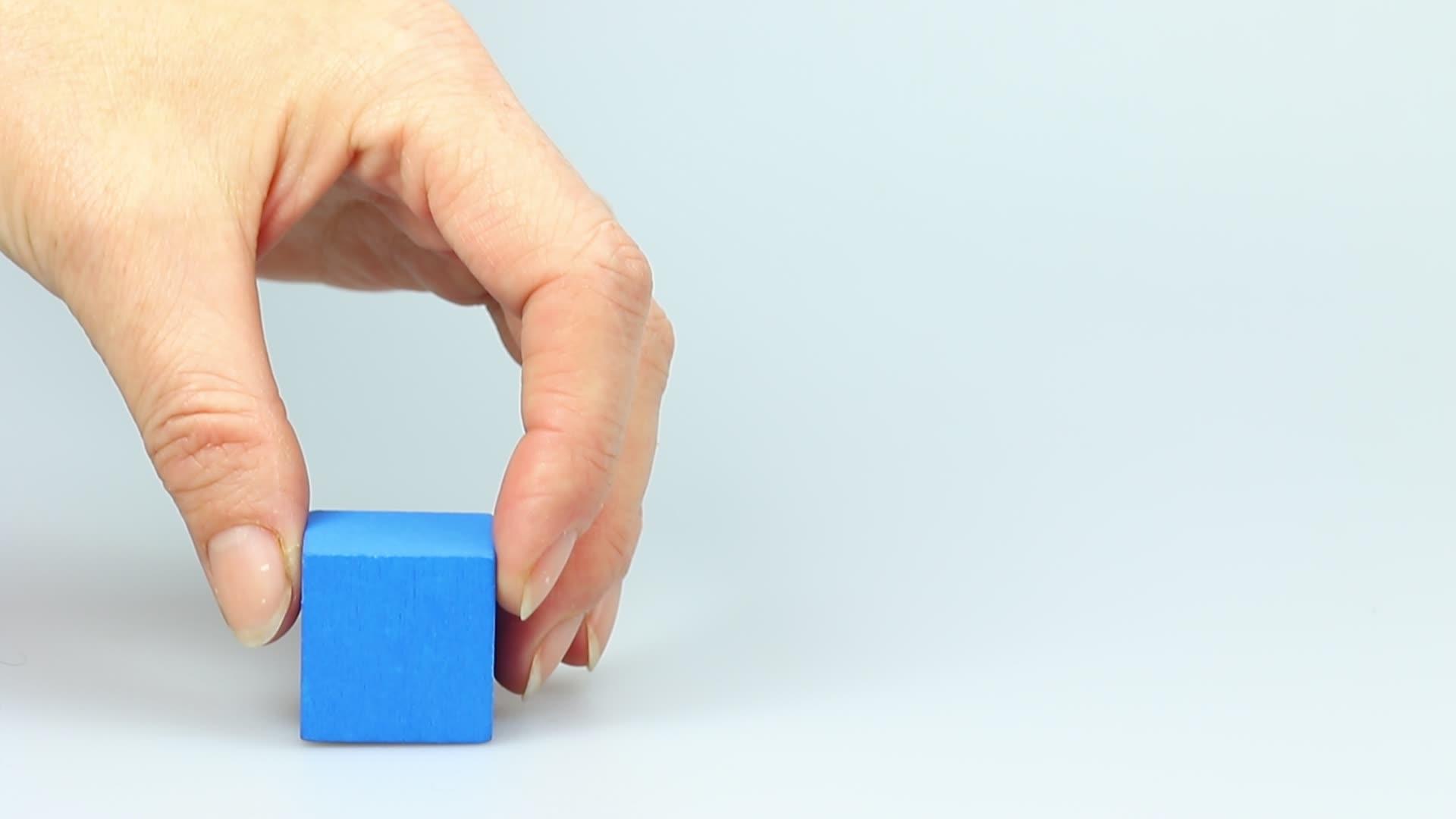 蓝木木立方体生态概念视频的预览图