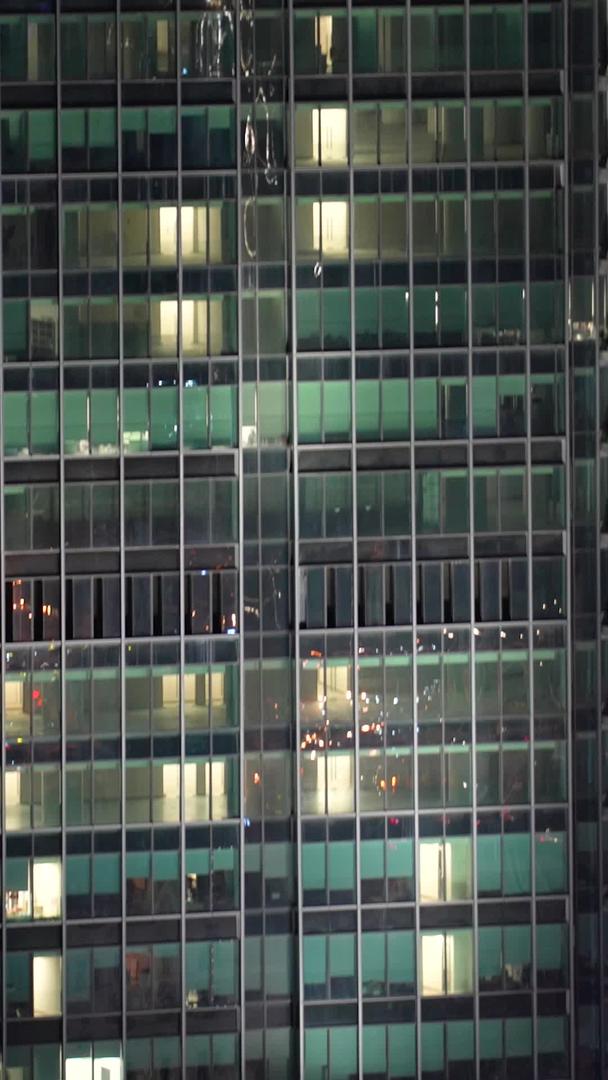夜间航拍城市天际线写字楼商务建筑加班照明材料视频的预览图