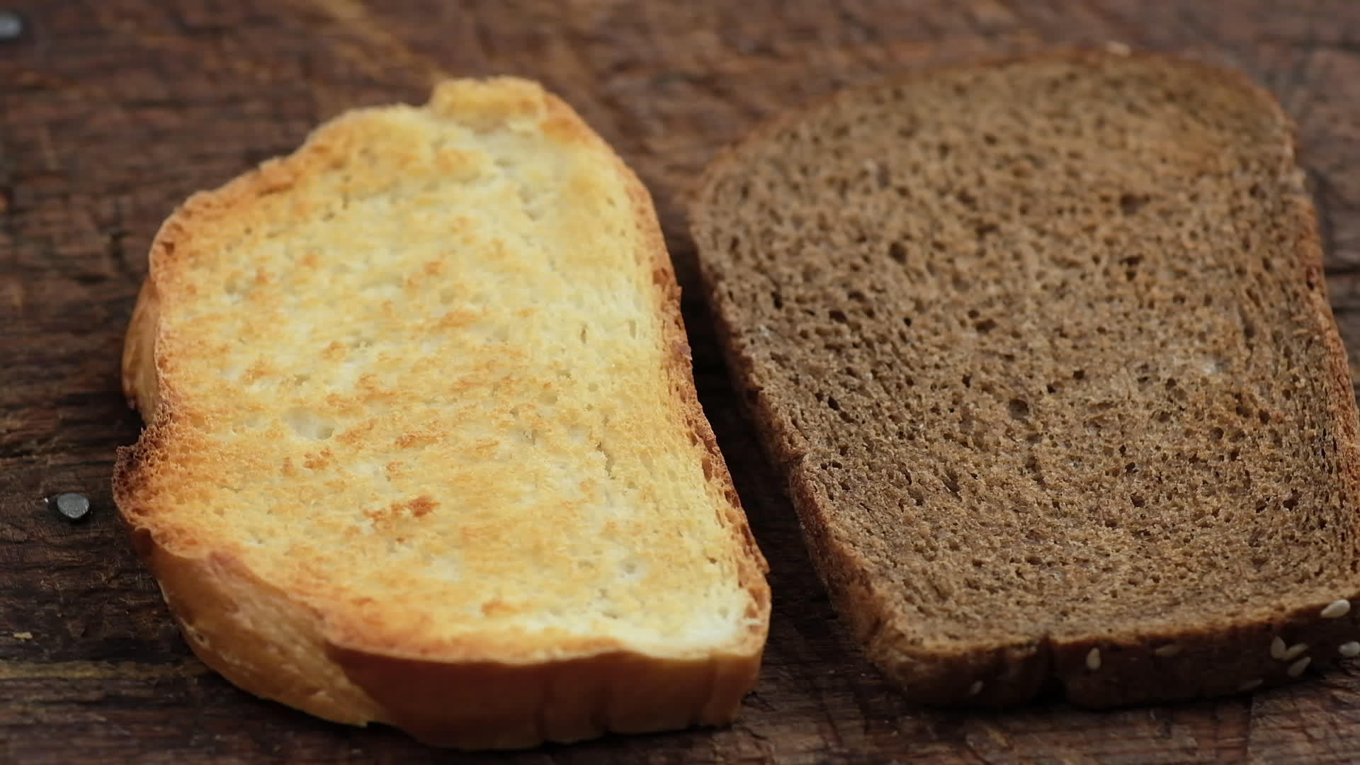 两块烤黑麦和两块白面粉面包放在两块木板上视频的预览图