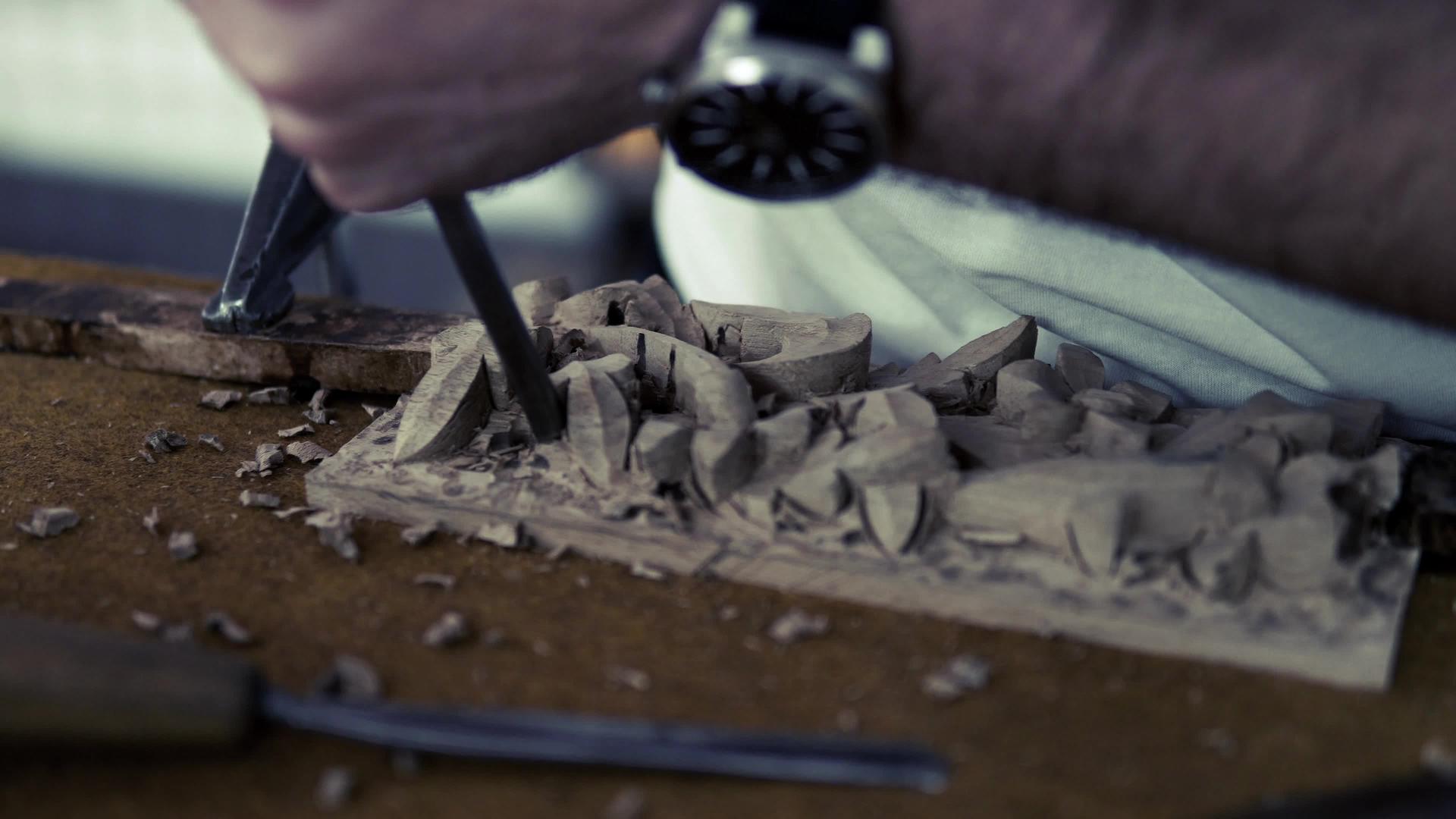 这名男子在奥赫里德和马塞多尼亚为游客制作木制纪念品视频的预览图