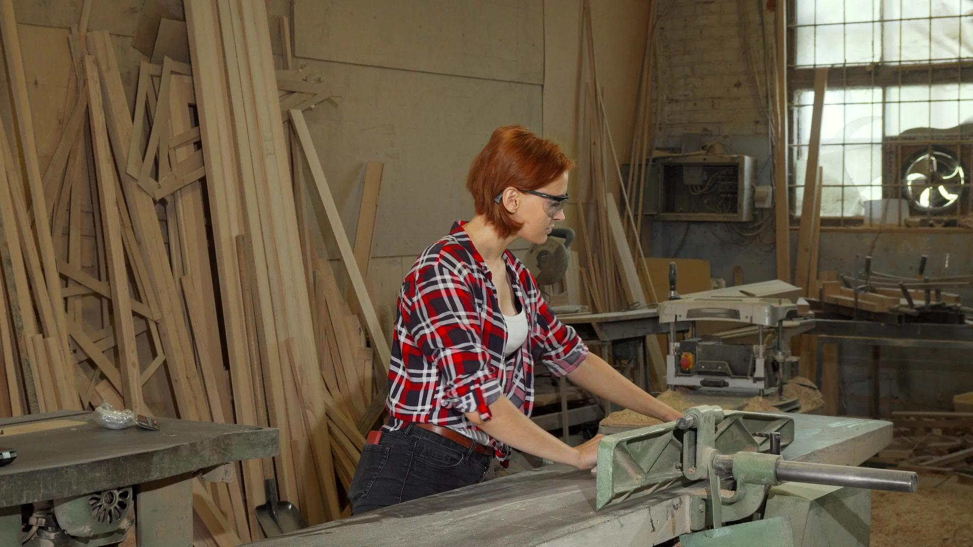 女木匠在课堂上使用动力工具视频的预览图