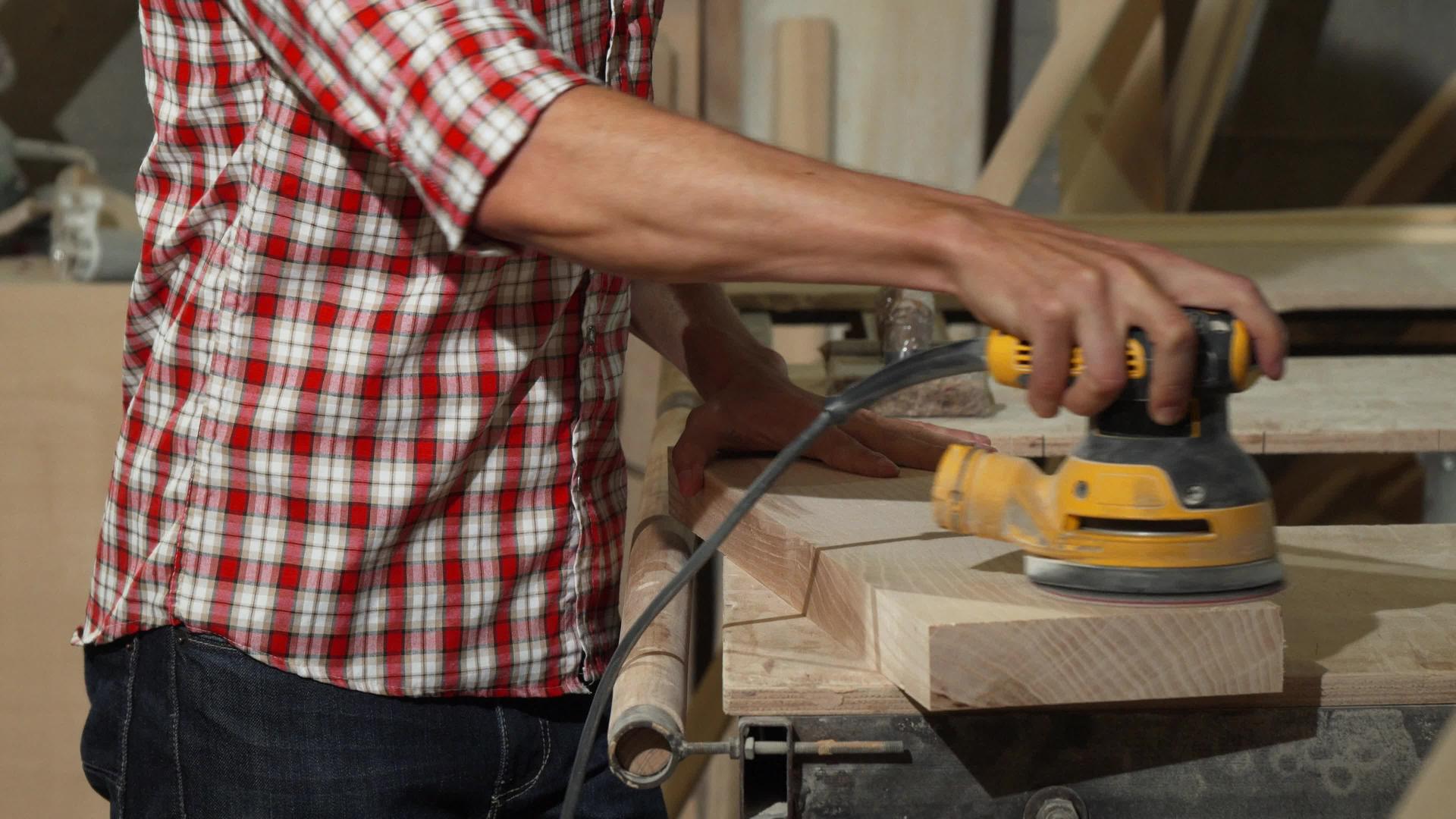 木工男工在工作间打磨木材视频的预览图