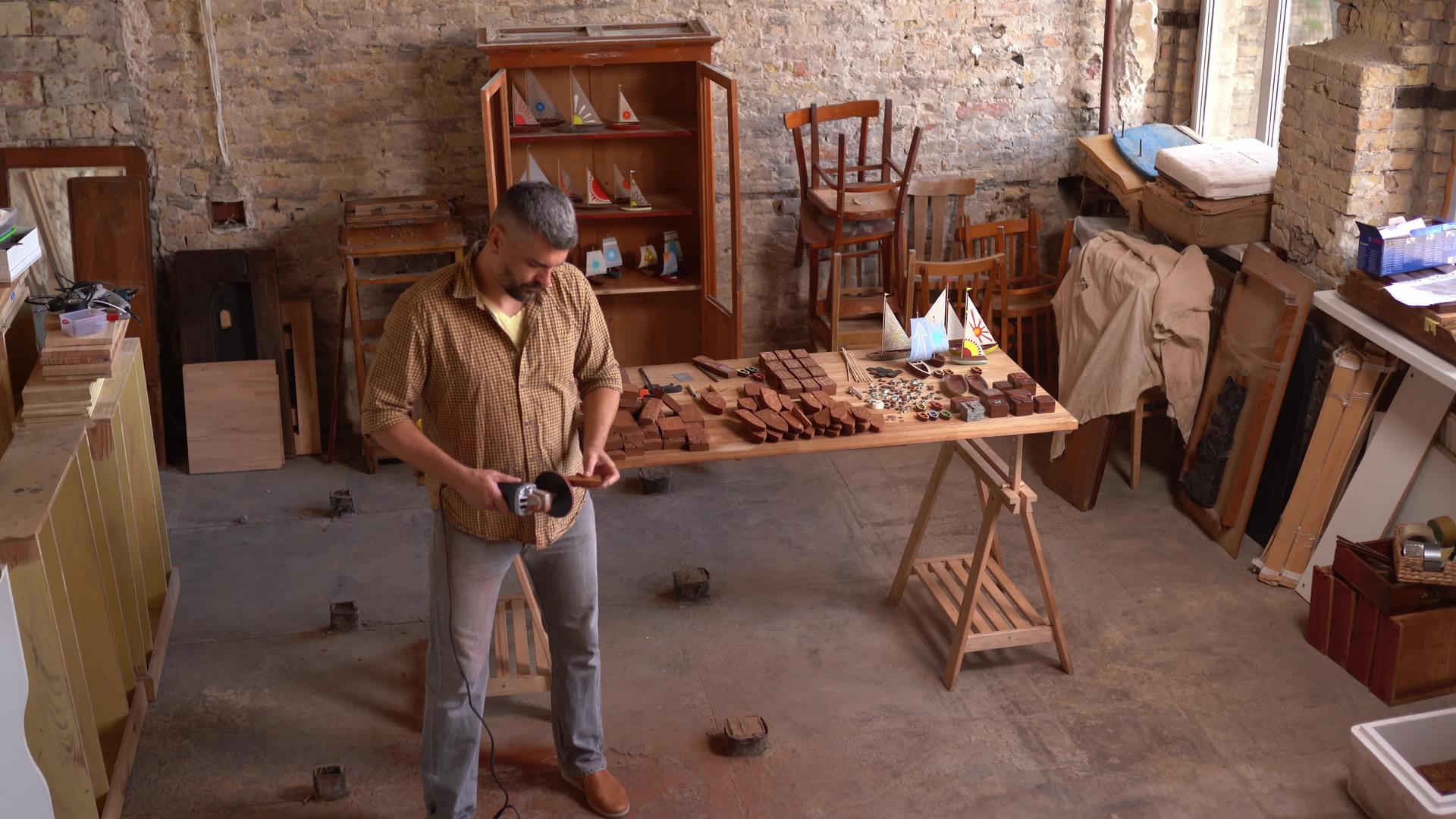 创意木匠检查木材以进一步加工视频的预览图