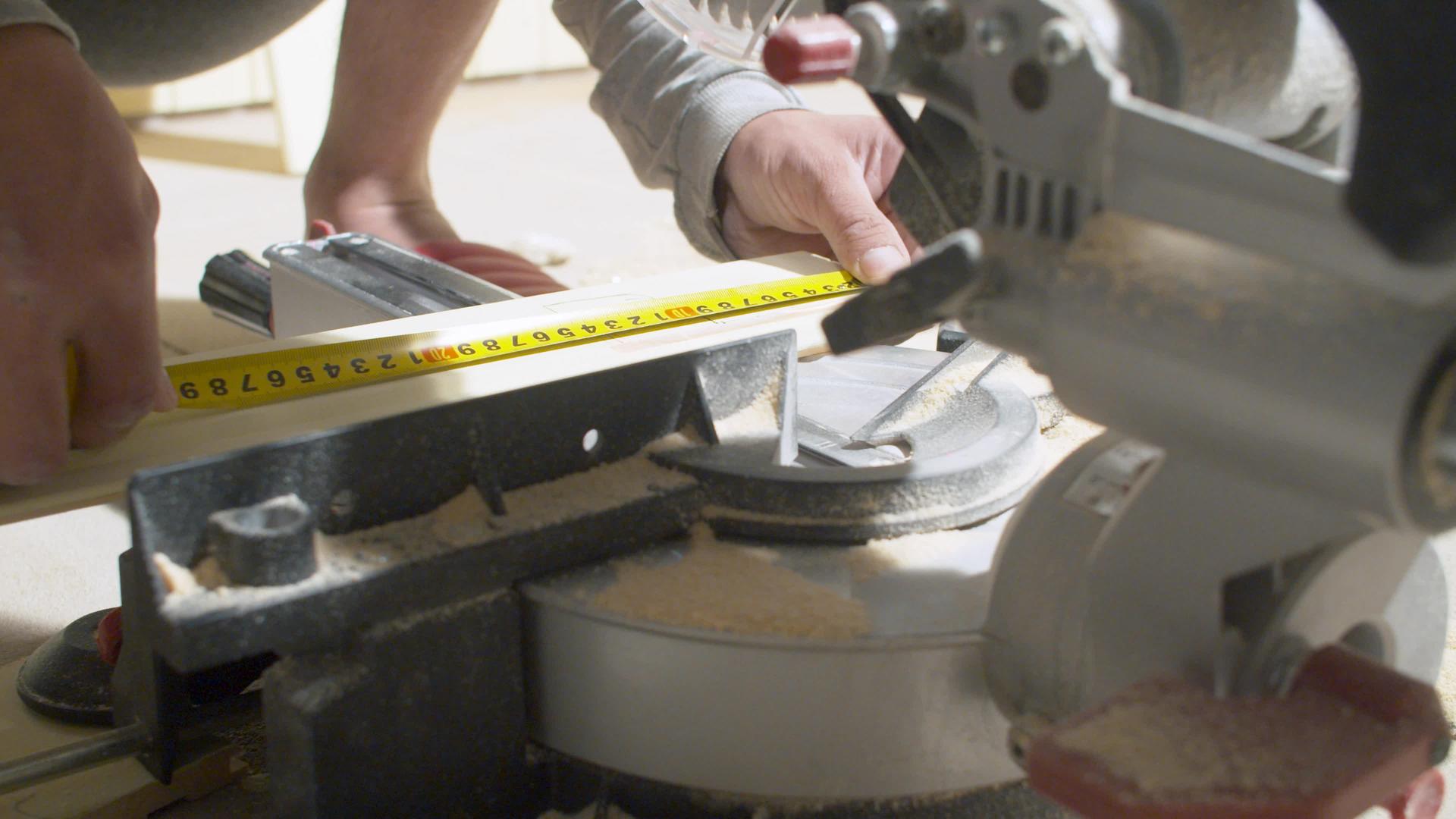木匠用手测量木板视频的预览图
