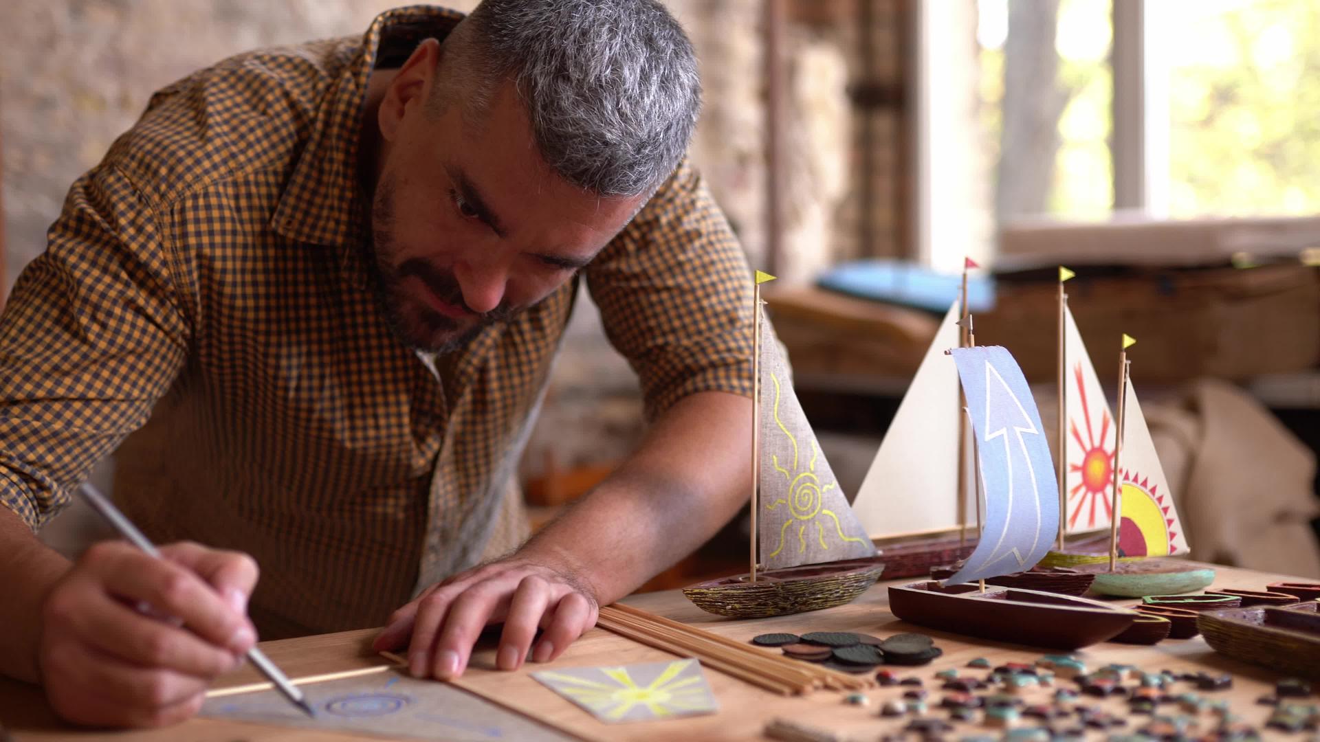 英俊的年轻工匠为船号制作画布视频的预览图