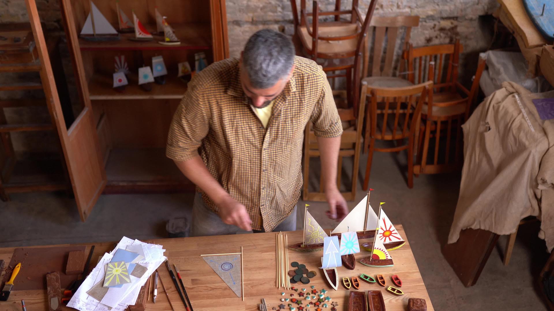 英俊的年轻工匠为船号制作画布视频的预览图