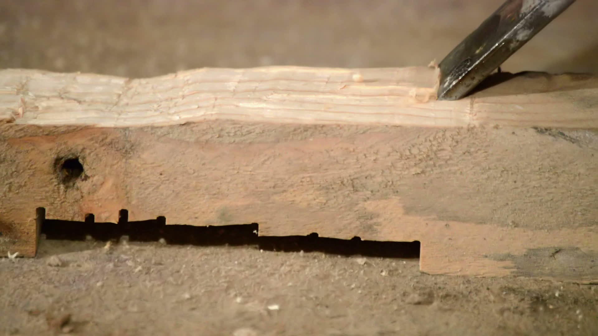 木材的缝合用凿子雕刻视频的预览图