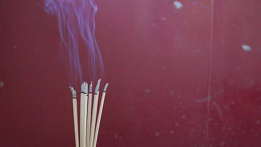 烧香棒和烟雾在佛教寺庙里视频的预览图