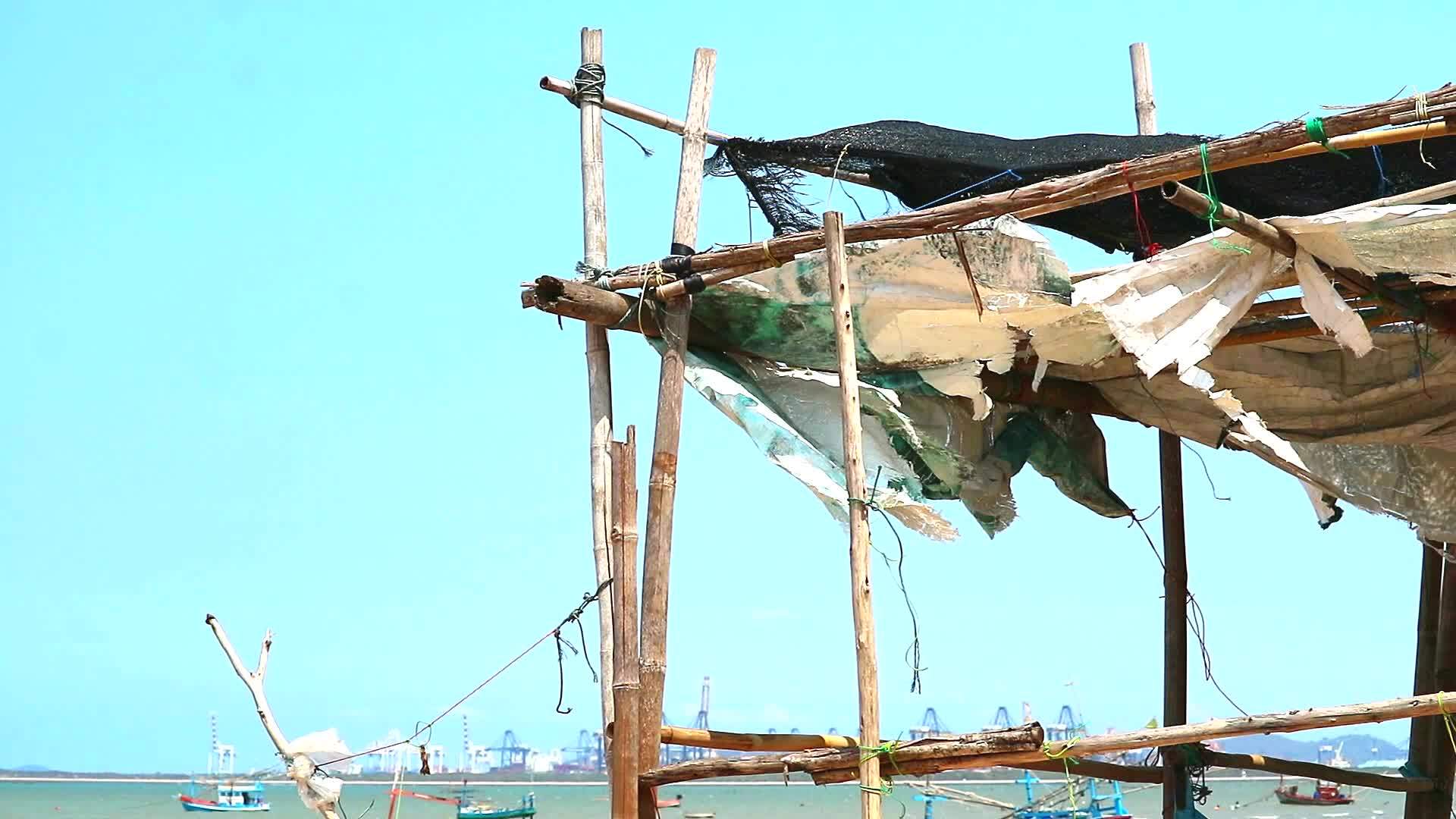 废弃的小屋被炸毁在海滩上视频的预览图