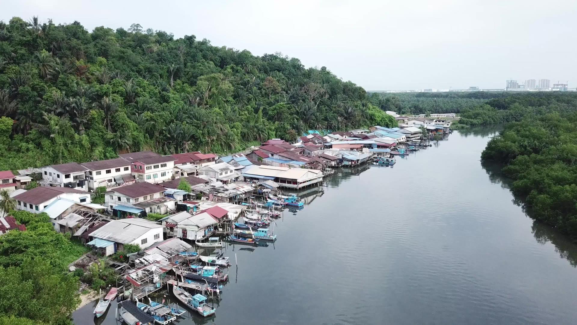 观看传统渔村的无人驾驶飞机飞行视频的预览图