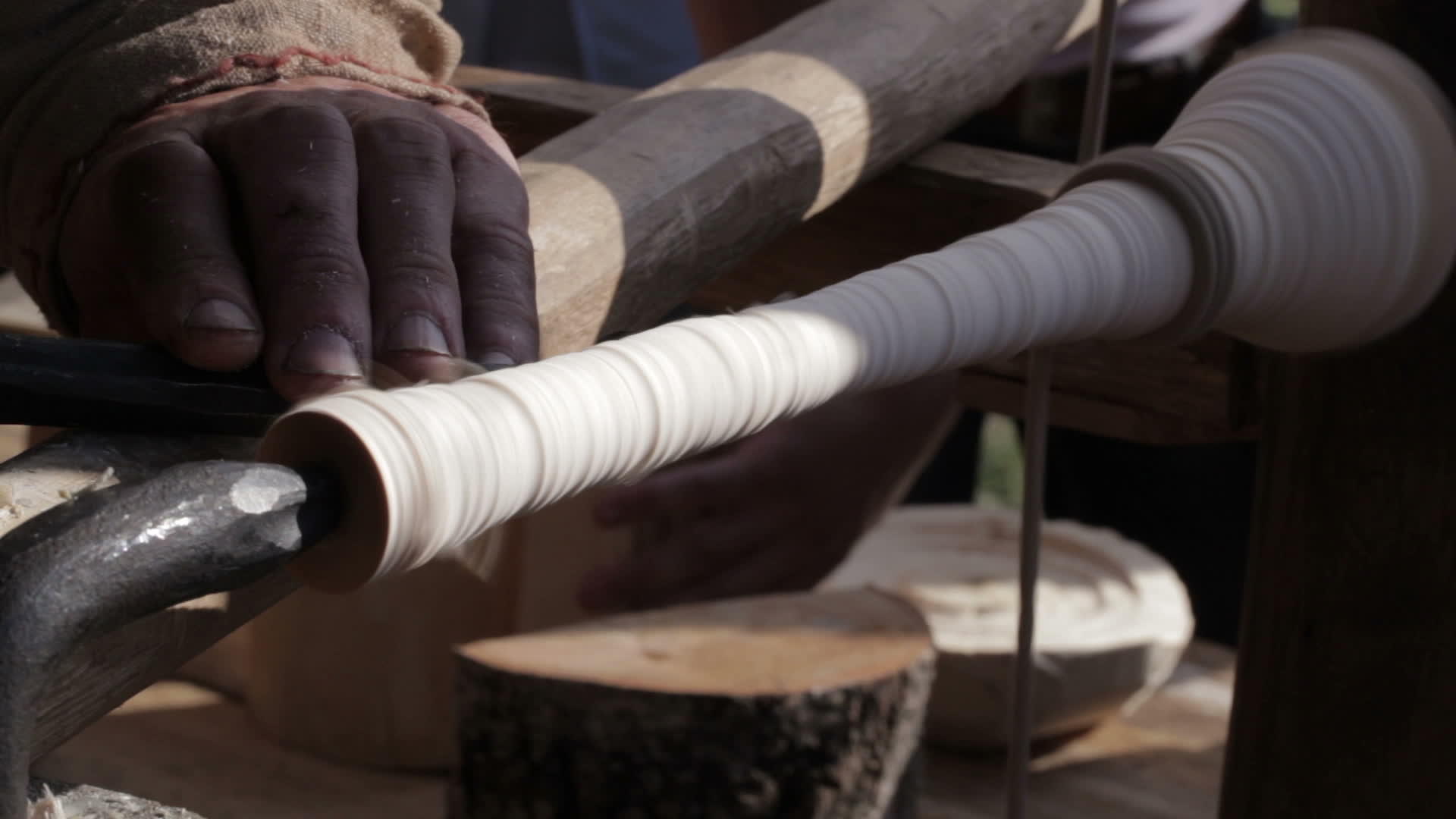工匠用旧衣服做木头视频的预览图