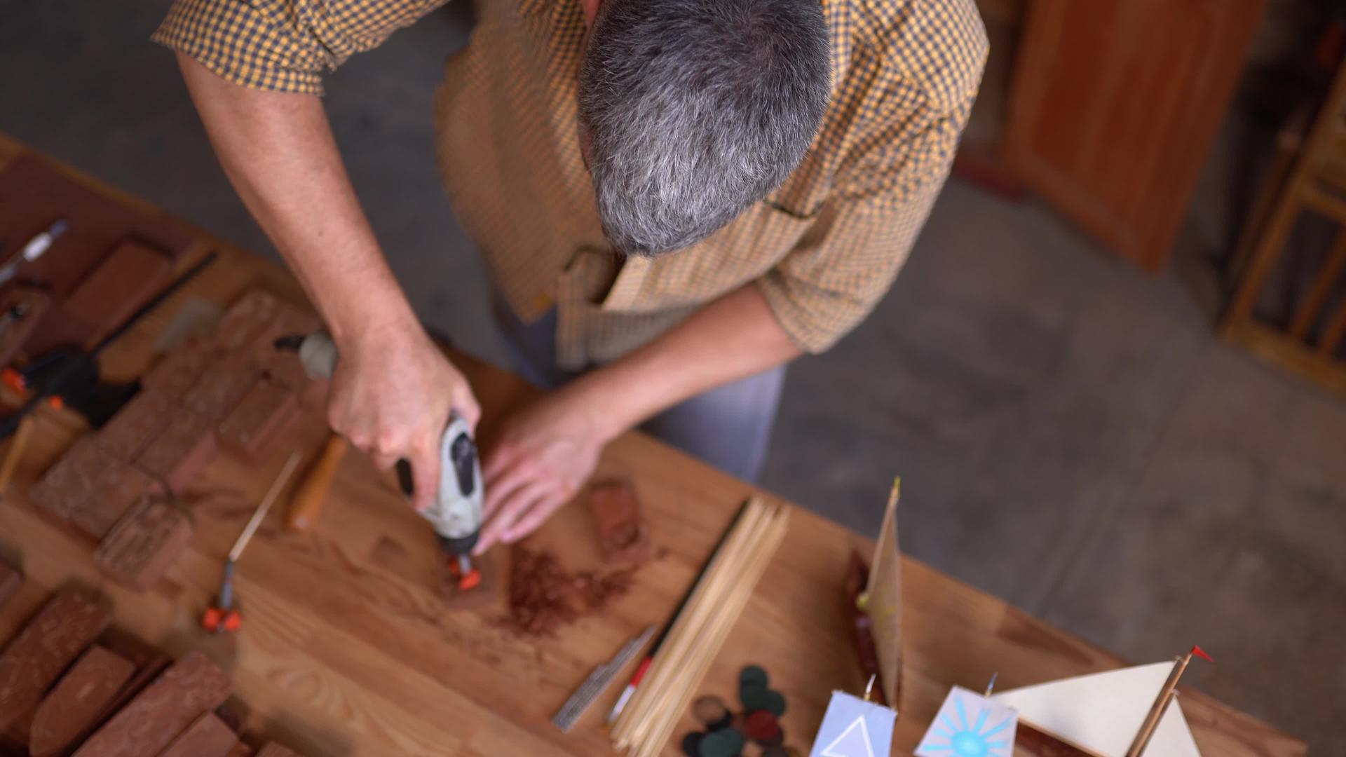 木匠使用钻机旋转工具雕刻木板视频的预览图