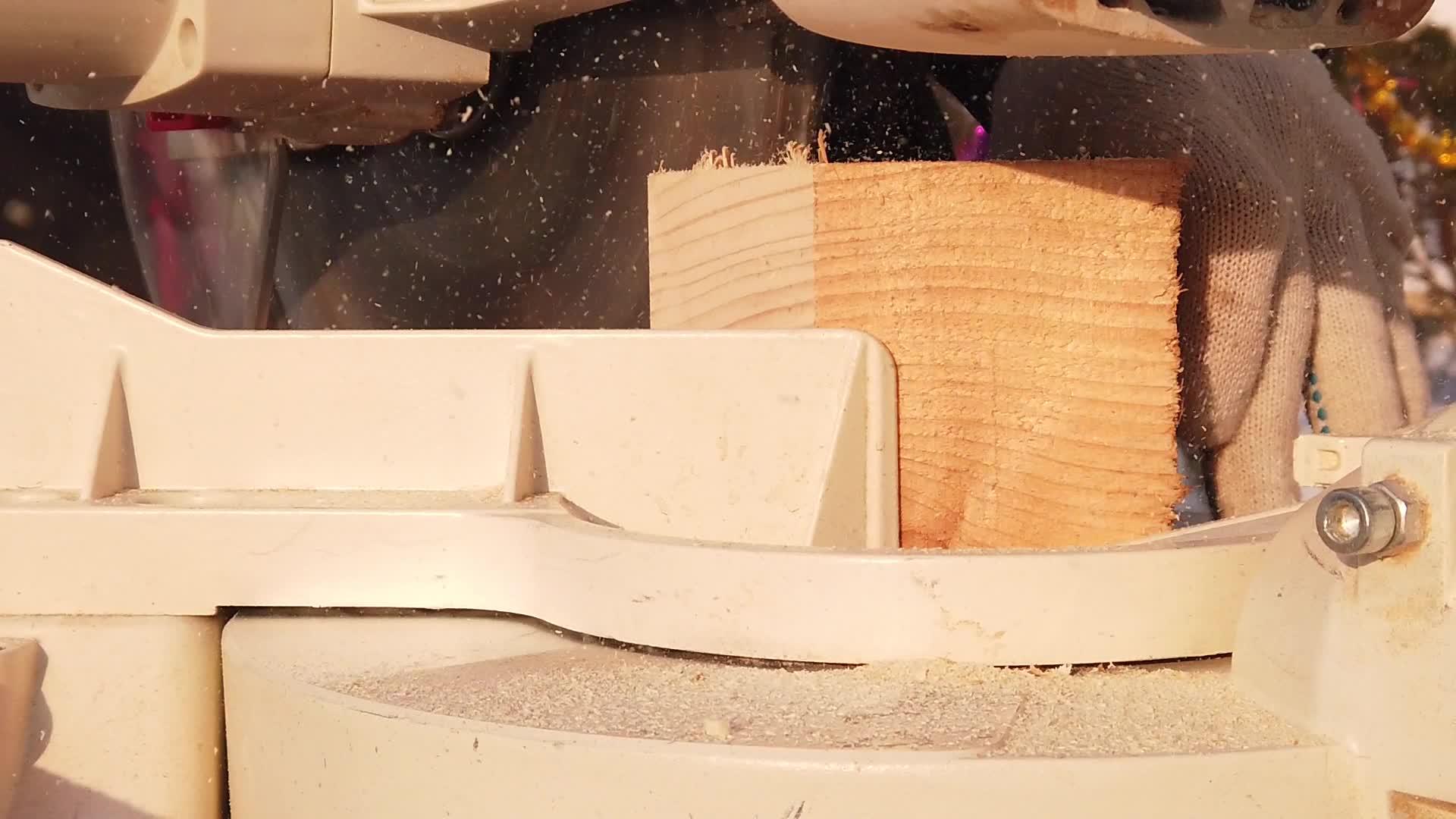 工人用圆锯子切割一个街区视频的预览图