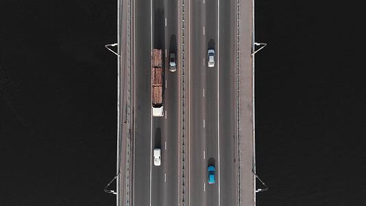 桥桥高速公路上的木卡车是交通空气中最高的视线视频的预览图