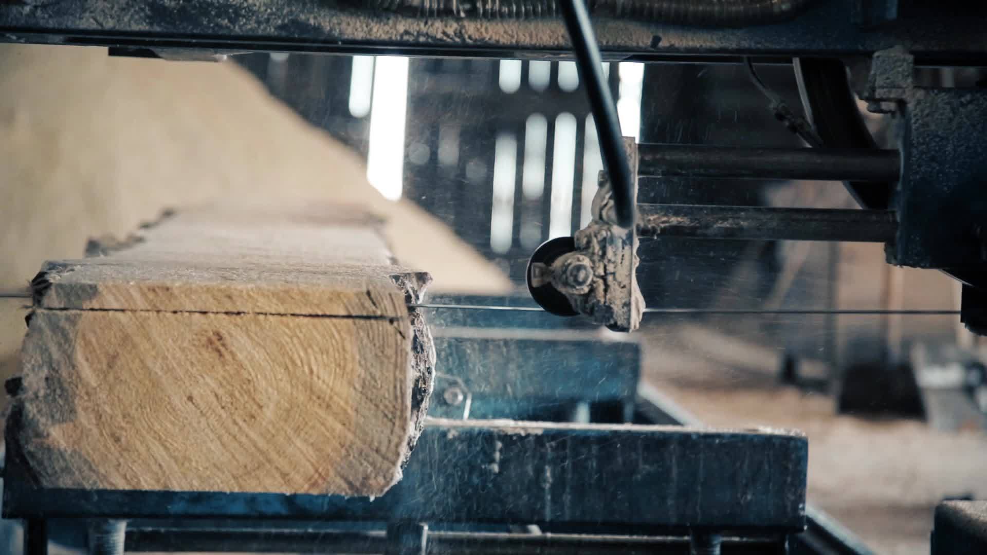 在锯木厂的泉水里有一块石板做的石板视频的预览图