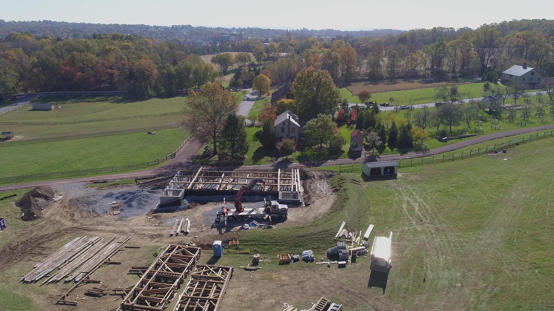 一个正在重建和恢复的旧木框架谷仓的空中视线视频的预览图