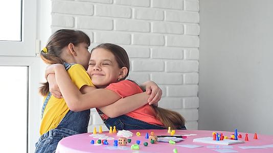 两个女孩玩棋盘游戏互相拥抱视频的预览图