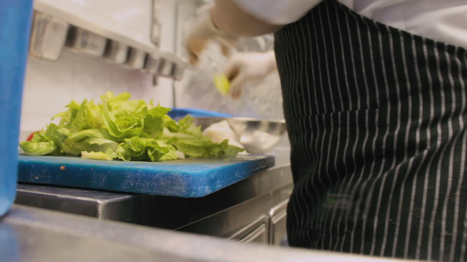 厨师切菜把生菜放在碗里做蔬菜沙拉视频的预览图