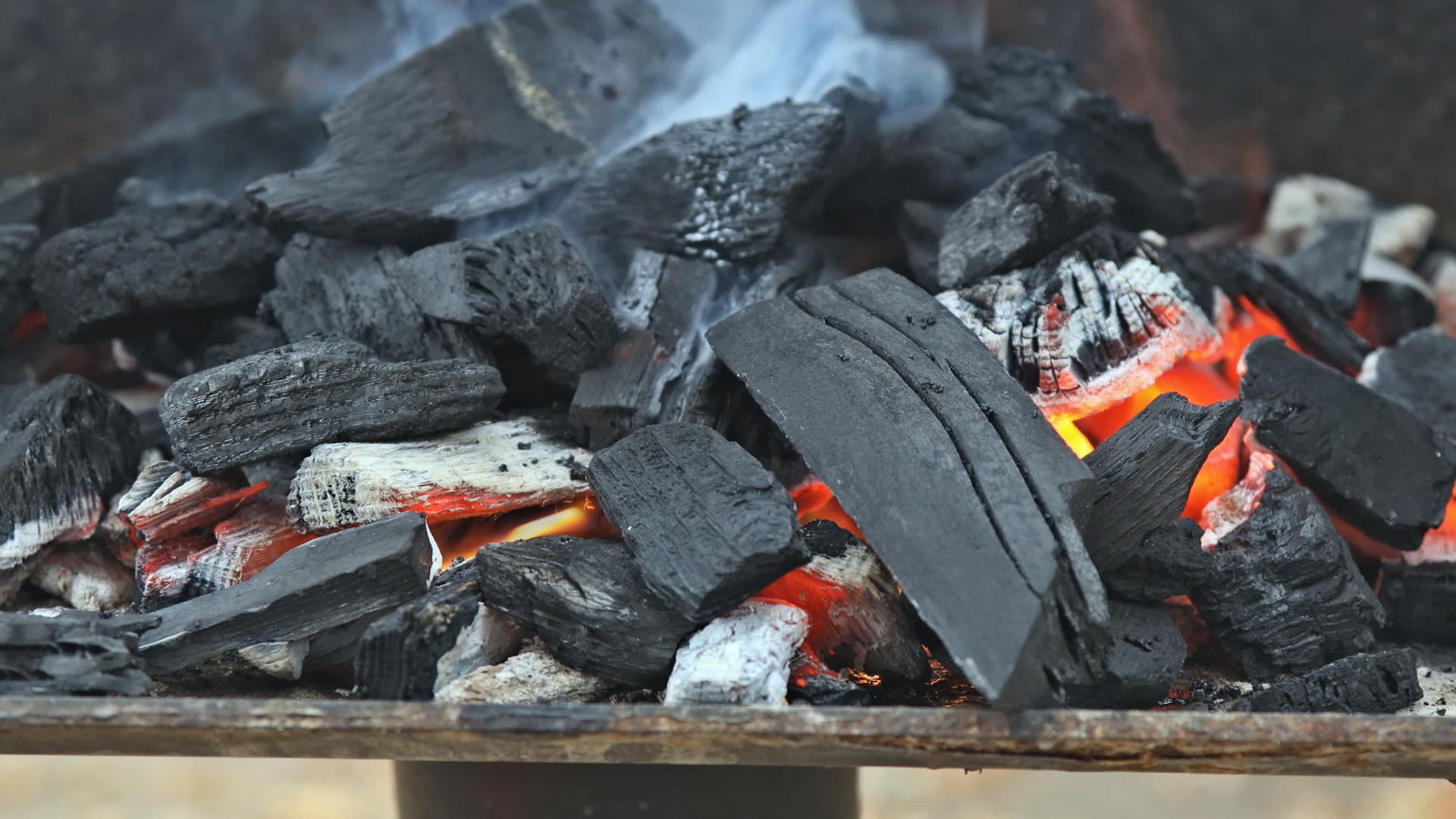 明亮的烧烤烤架配有发光和燃烧的热炭视频的预览图