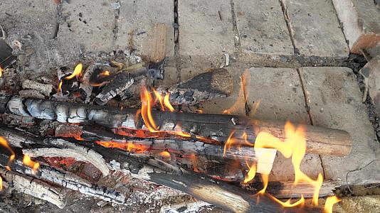 在深搪瓷中煮炖牛肉在烤架上燃烧以便烹饪和燃烧视频的预览图