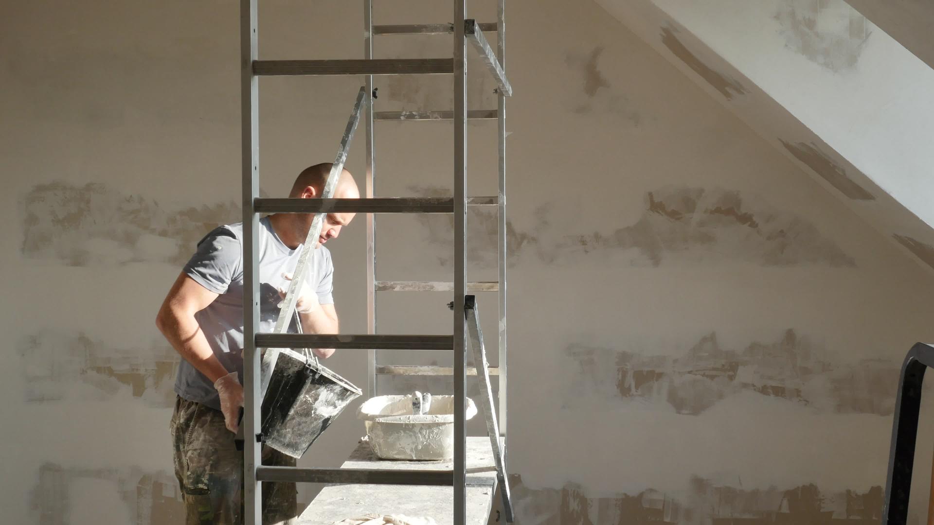 吸引人的高加索人为房屋装修施工制作石膏抹灰工具如视频的预览图