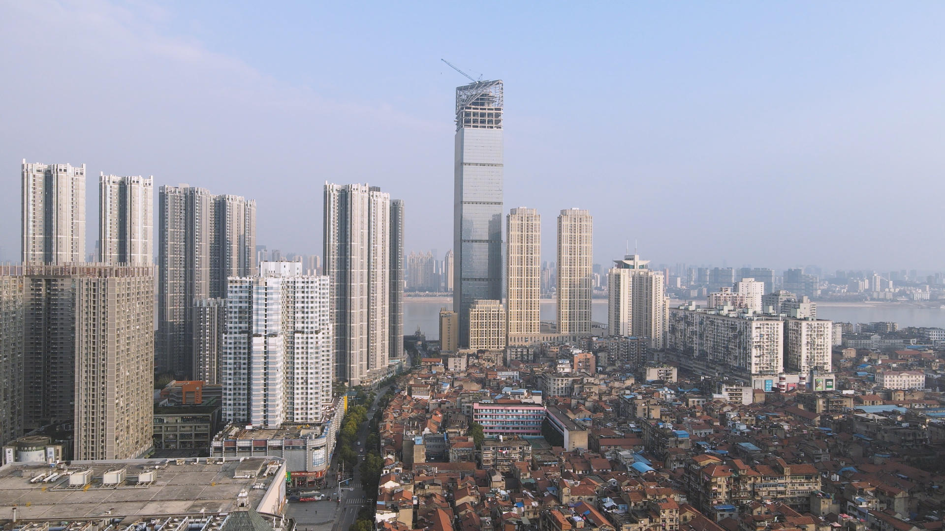 航拍城市在建地产高楼商务天际线4k素材视频的预览图