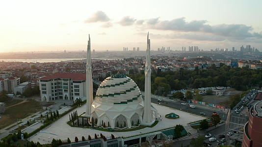 未来清真寺现代观光寺位于伊斯坦布尔美丽的日落中视频的预览图