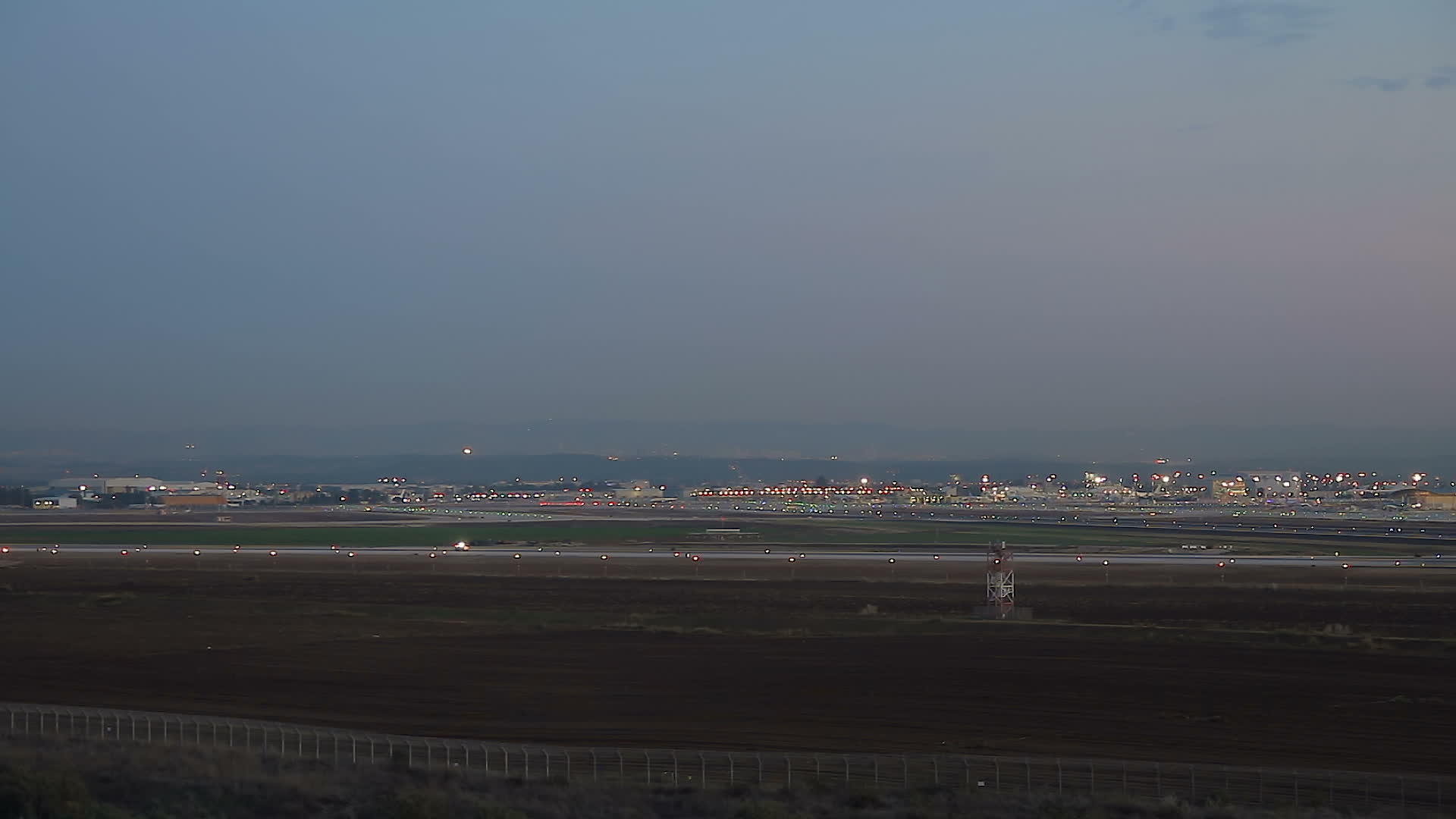夜间BenGurion国际机场空中航向视频的预览图