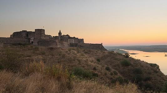 瓜迪亚纳河朱罗梅尼亚城堡和波尔古达尔河与西班牙人接壤视频的预览图