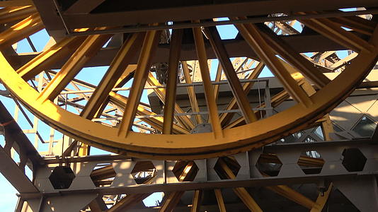 Eiffel塔式电梯的装置视频的预览图