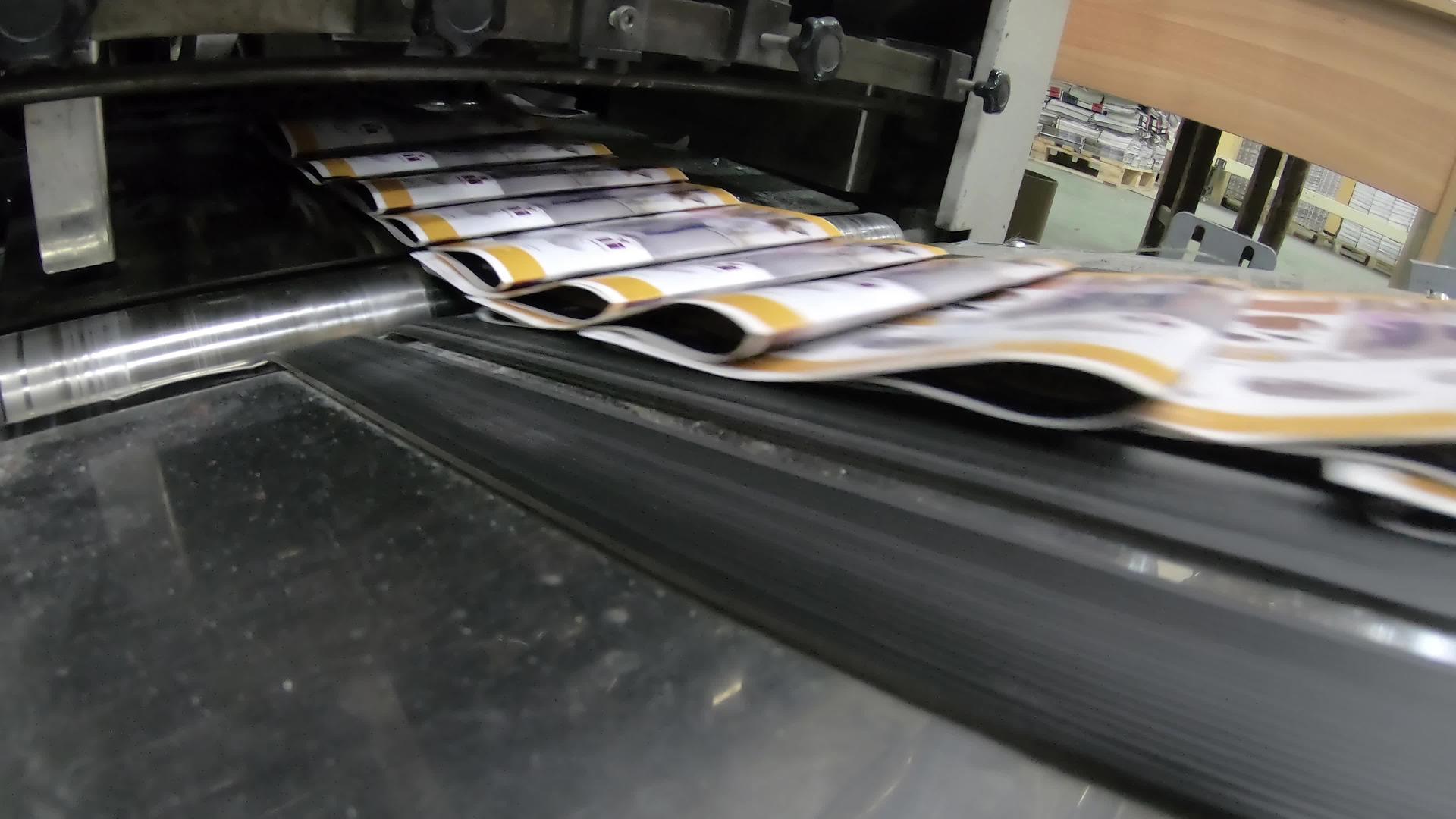 印刷厂通过平面滚筒进入印刷单元折叠后收集视频的预览图