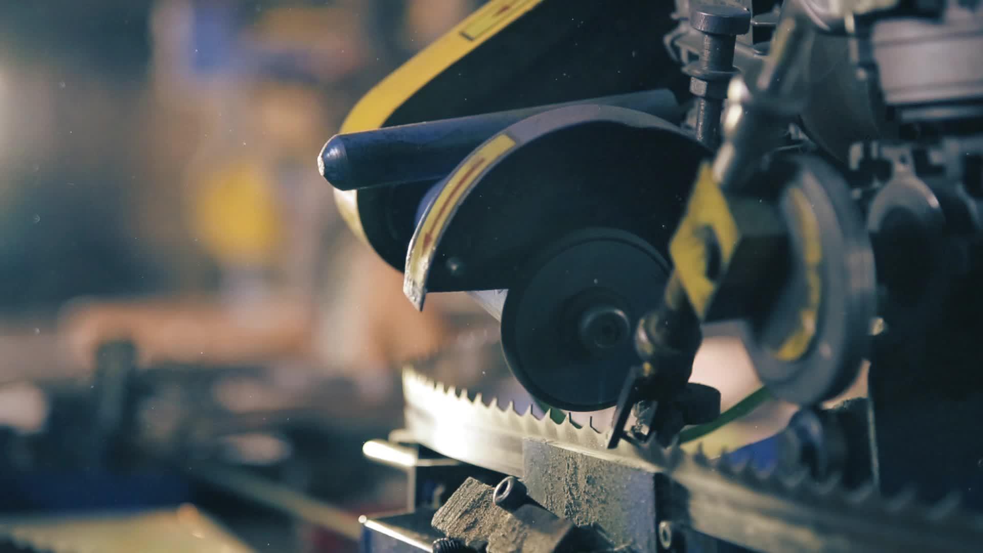 磨利锯子切割木柴的设备hd视频的预览图